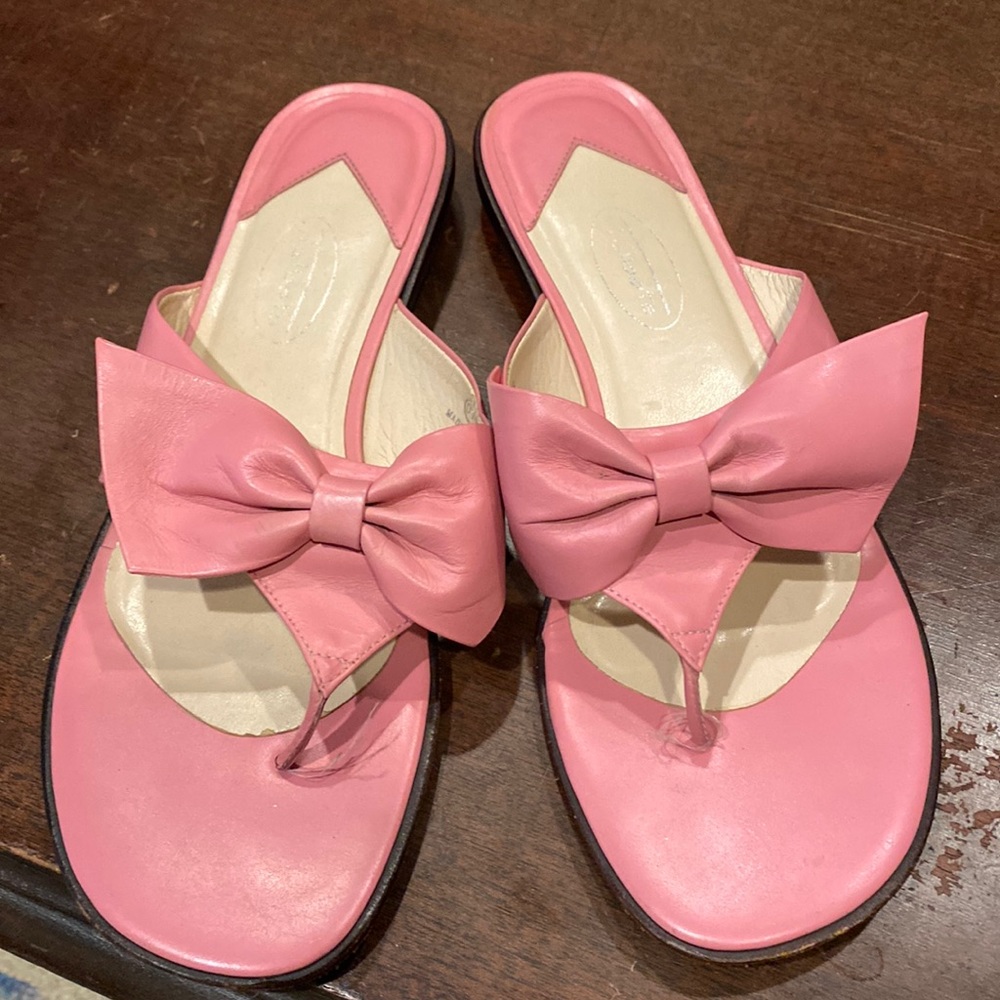 Talbots pink bow flip fops. Great condition